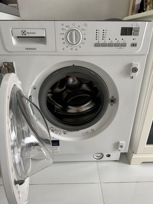 Пералня със сушилня Electrolux за вграждане