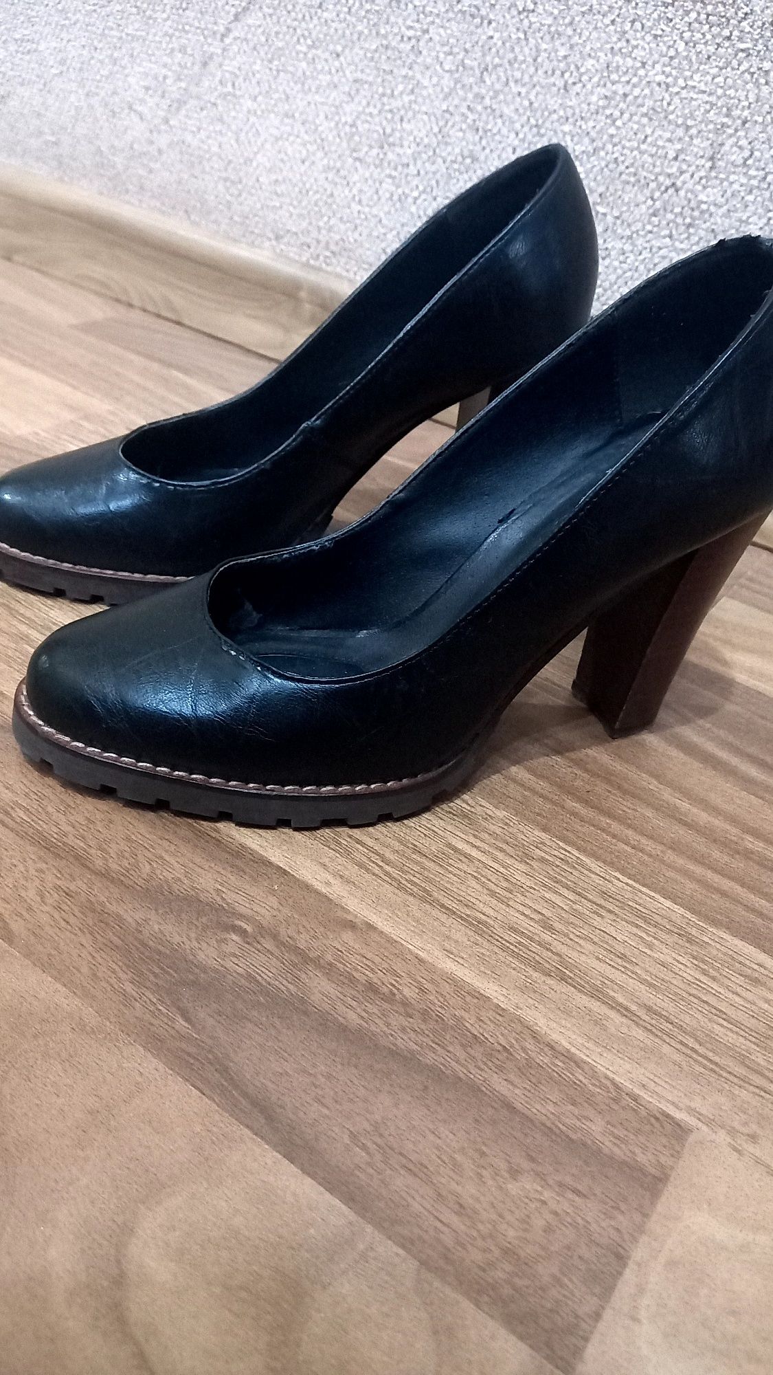 продаются женские кожаные туфли производства Италия