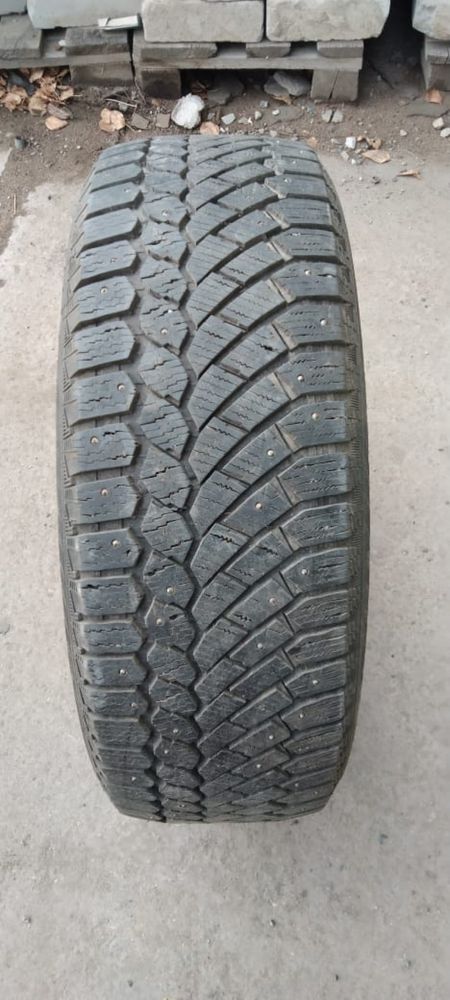 Продам зимнюю резину шипованную 235/55R19  4 штуки