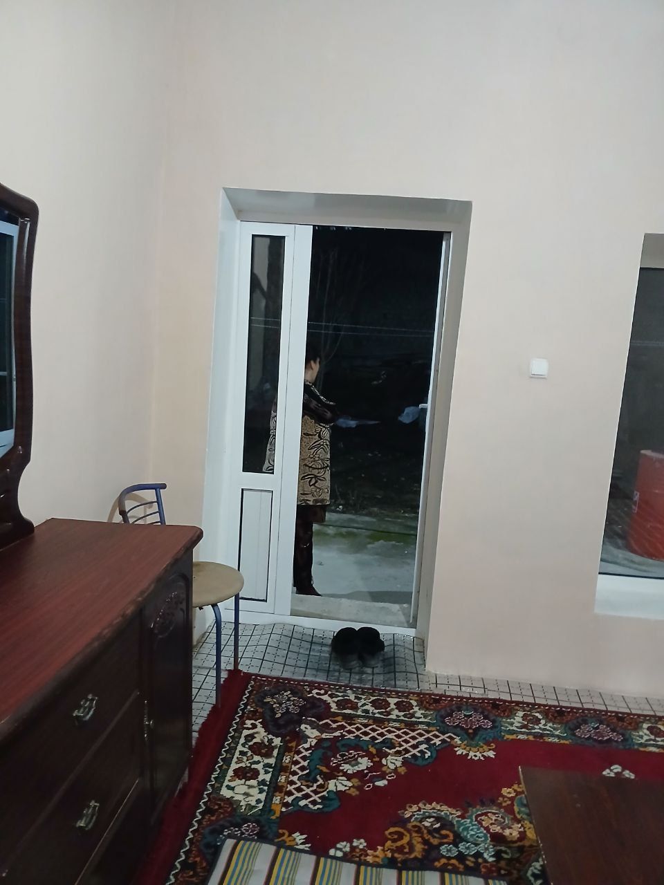 Uy sotiladi 3 xona xovli 4 sotik yer