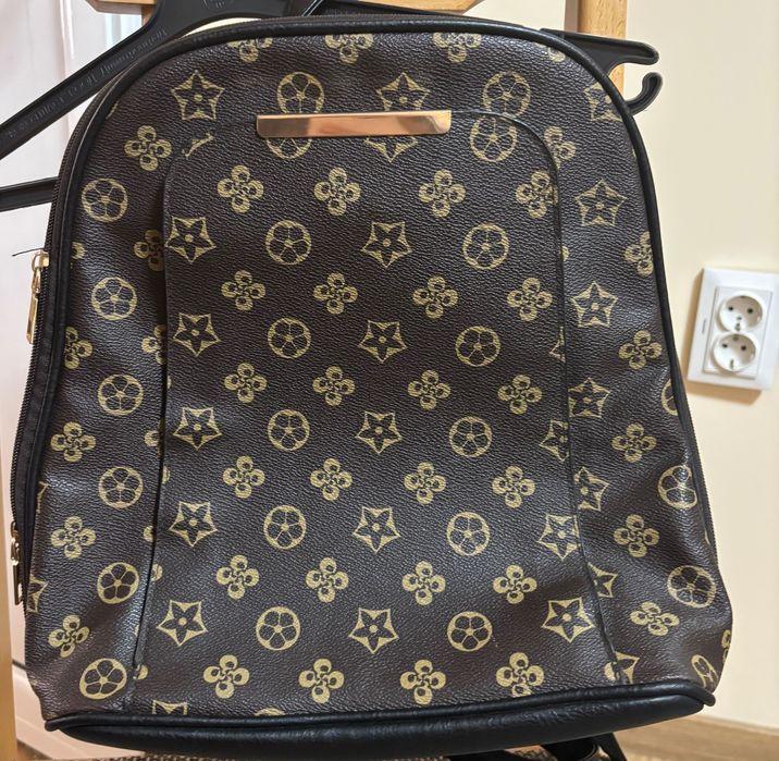 Дамска     раница