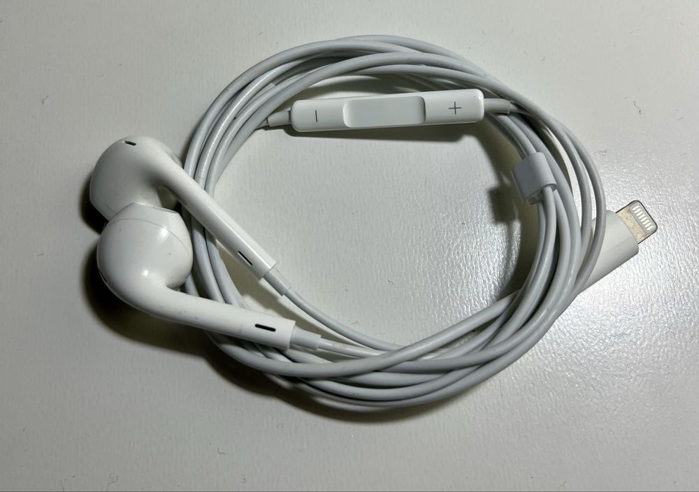 Casti Apple cu fir