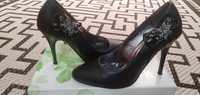 Женские туфли, черного цвета
