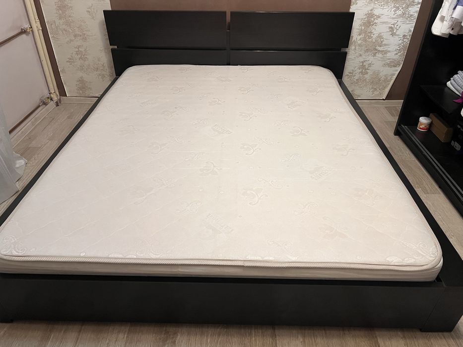 Dormitor pat saltea comoda sifonier