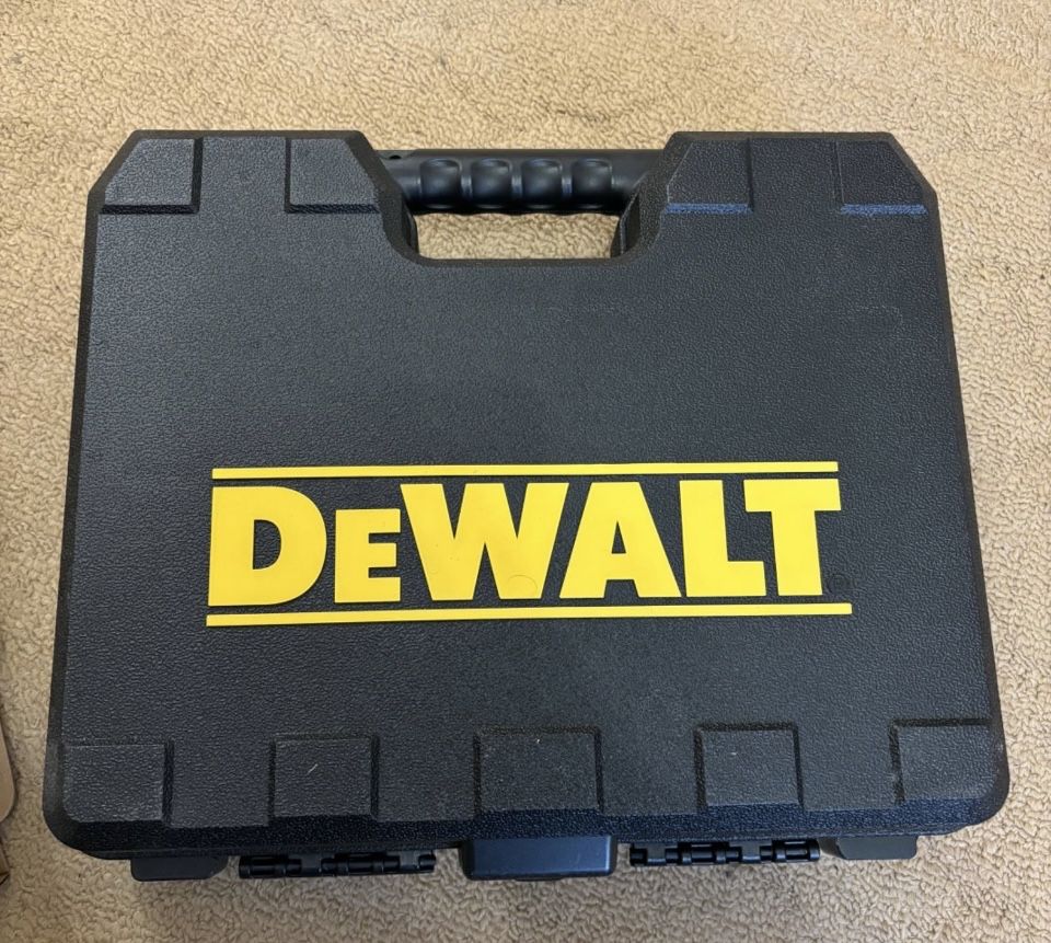 Ударен винтоверт DeWalt с две батерии