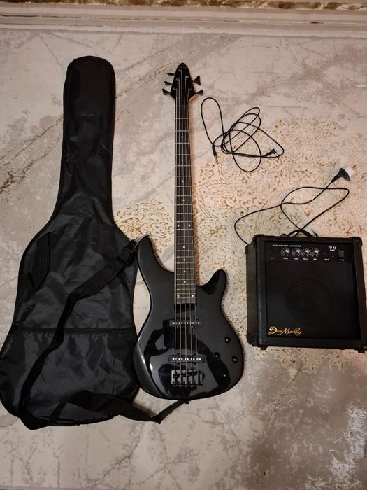 пятиструнная электрическая бас-гитара вместе с колонкой