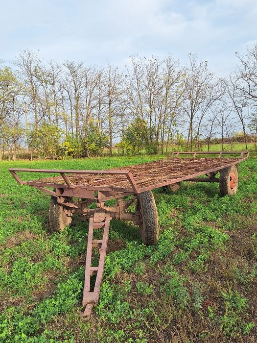 Se vinde platformă pentru cărat baloți