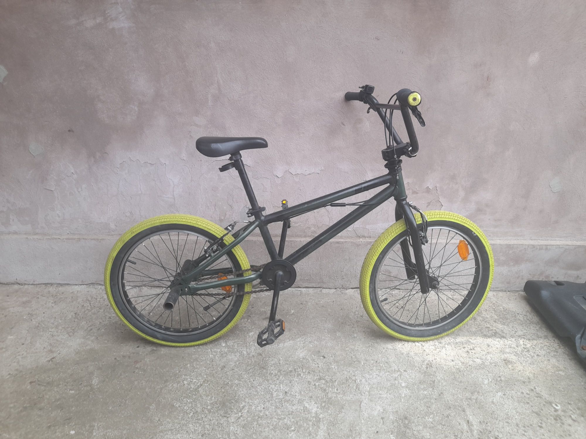 Vând un BMX, nu are nicio problemă.