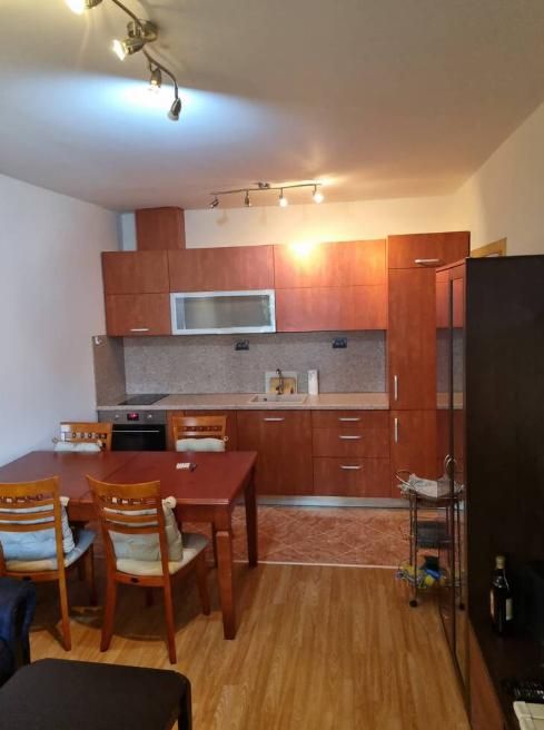 Тристаен апартамент под наем в Център