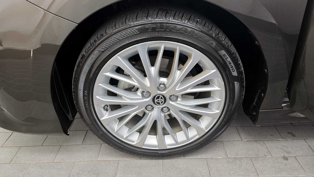 Toyota Camry 2.5 XLE Hybrid   31