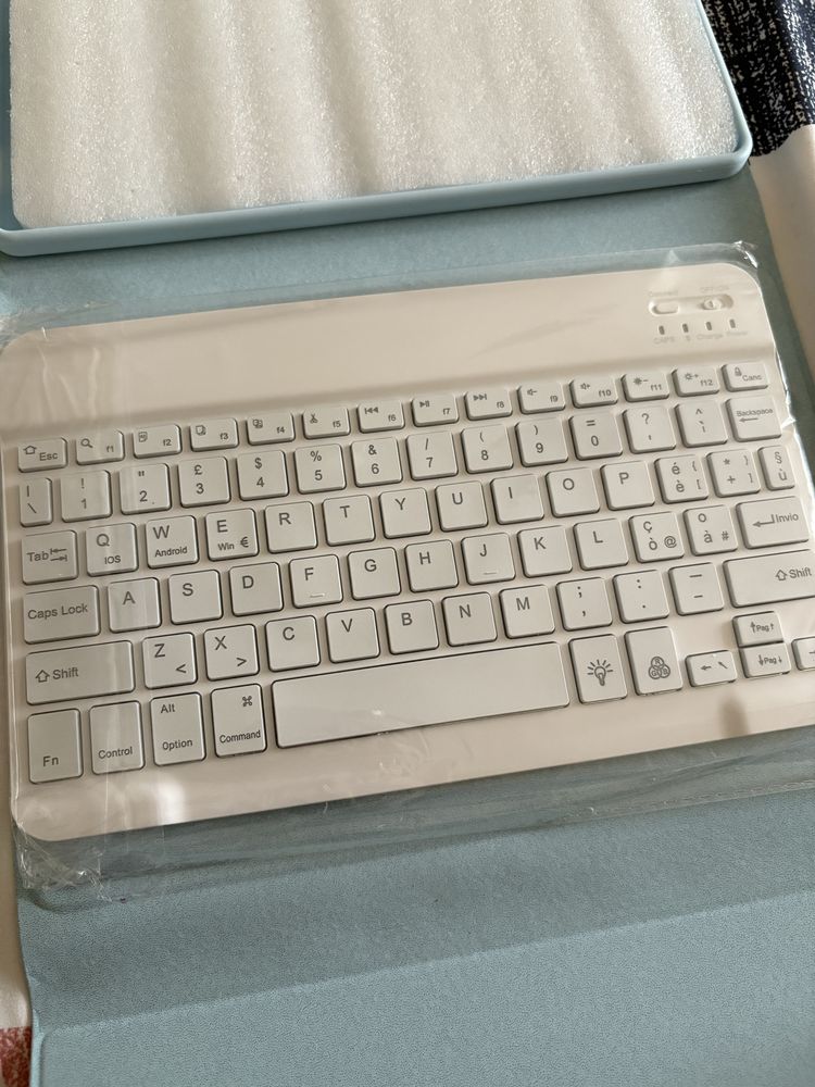 Husa cu tastatura Lenovo Tab M10 Plus