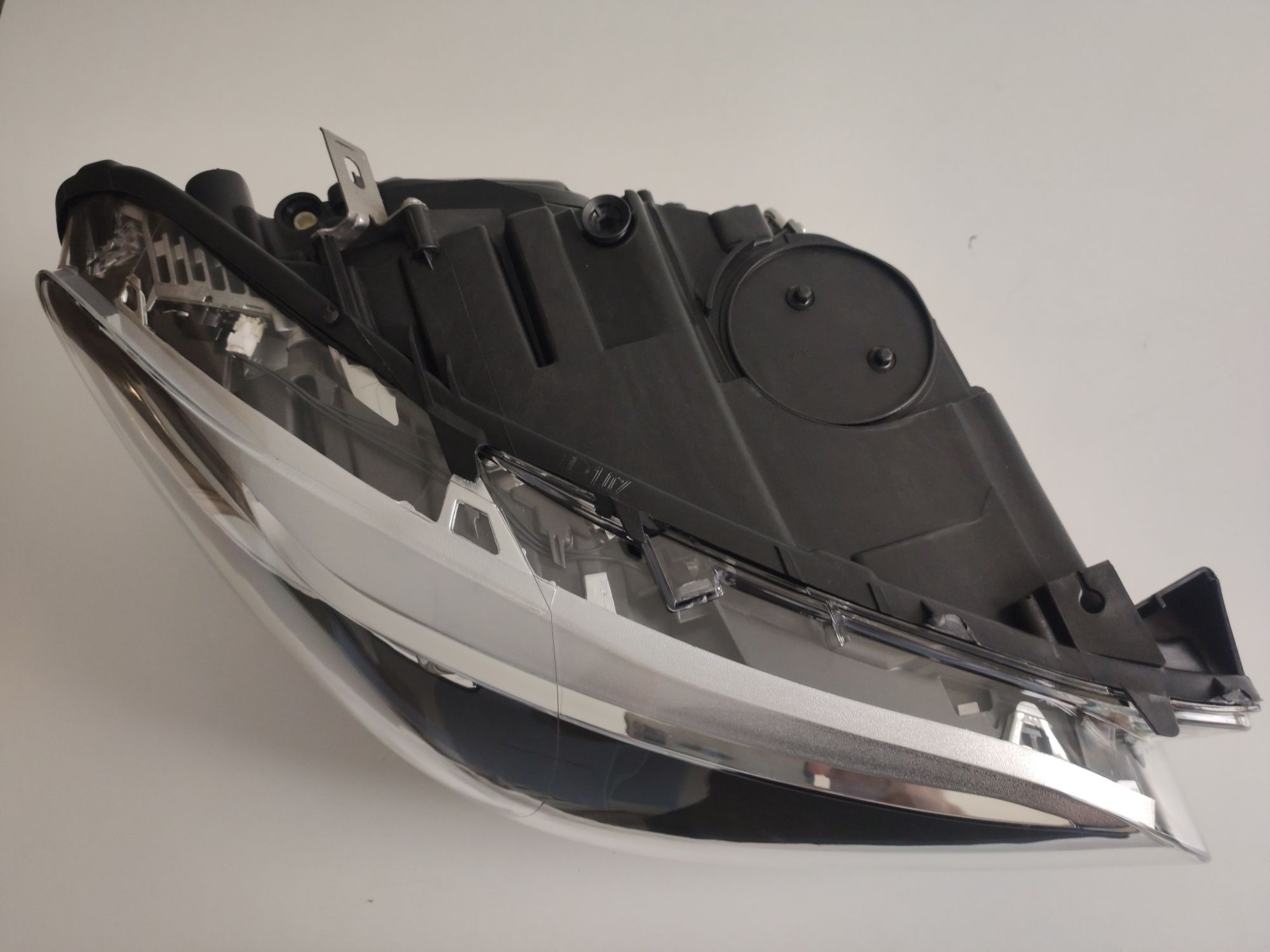 Пълен комплект фарове за BMW F10,F11 LCI ФЕЙСЛИФТ КСЕНОН