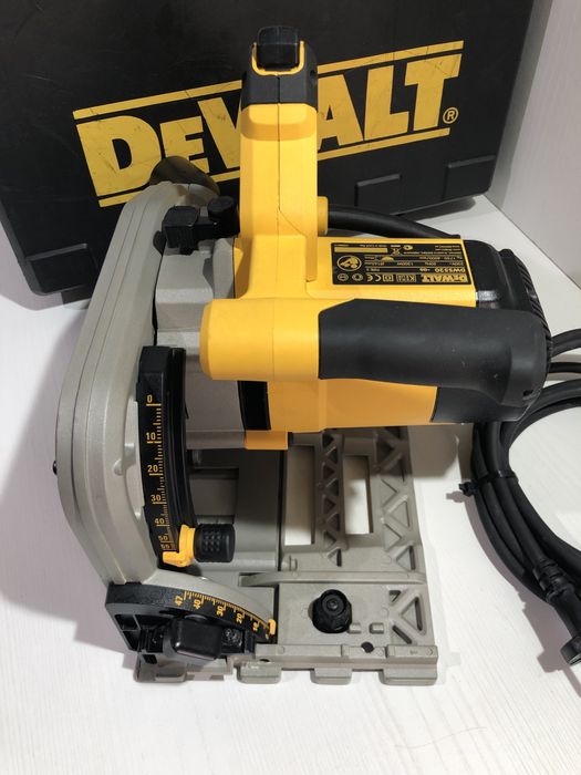 Circular cu plonjare DeWalt DWS 520