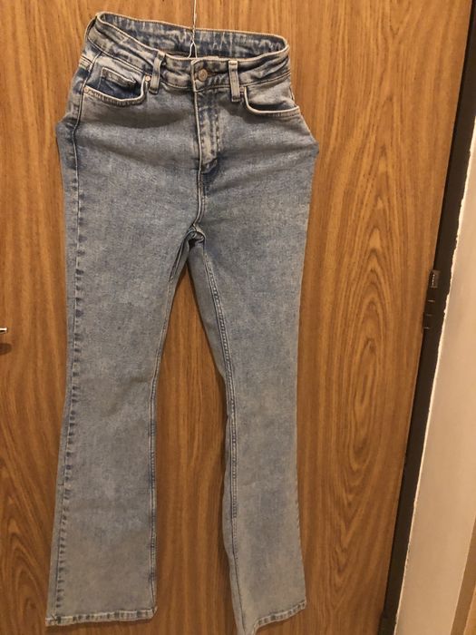 Blugi evazati deschisi