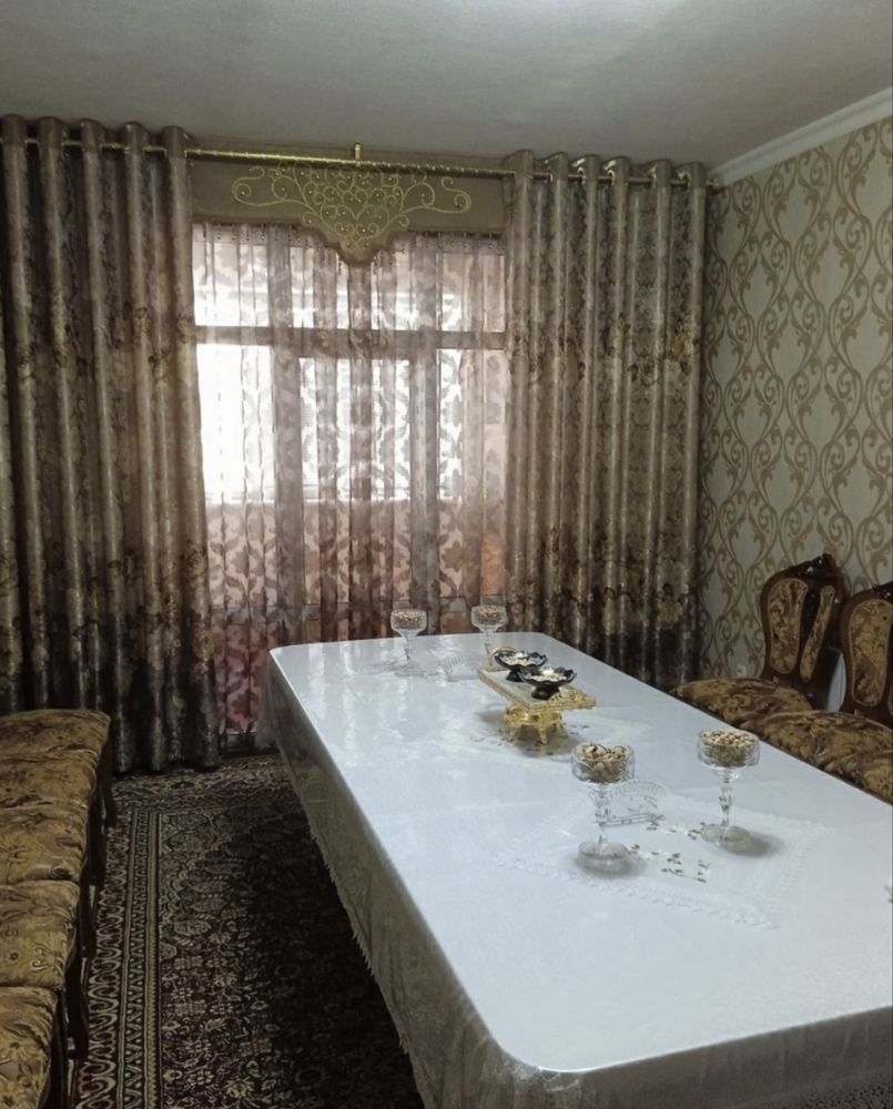 Продается 4-х комнатьная квартира А. Темур 60.