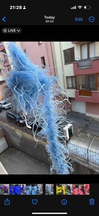 Пера от боа на шалове в различна гама от цветове