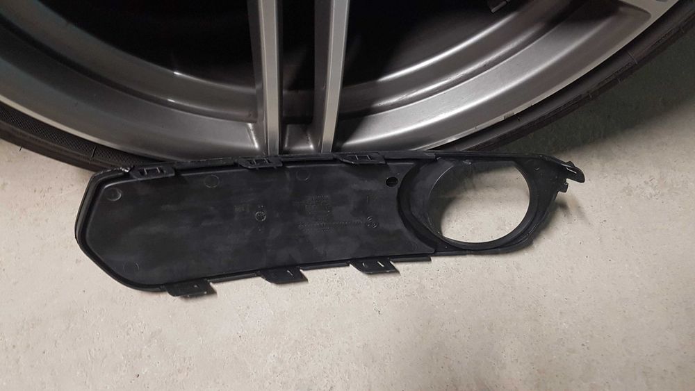 дясна решетка халоген bmw f20 f21  нова оригинална