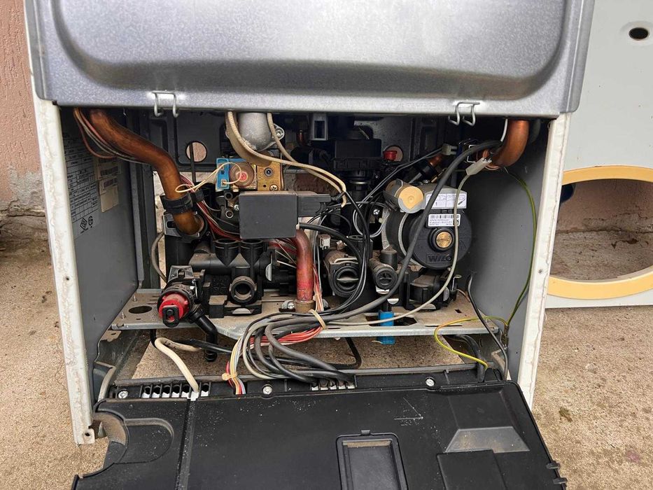 Vand centrala Ariston 2009 functionala sau pentru piese