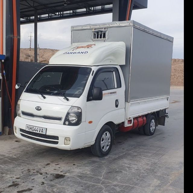 Kia bongo sotiladi