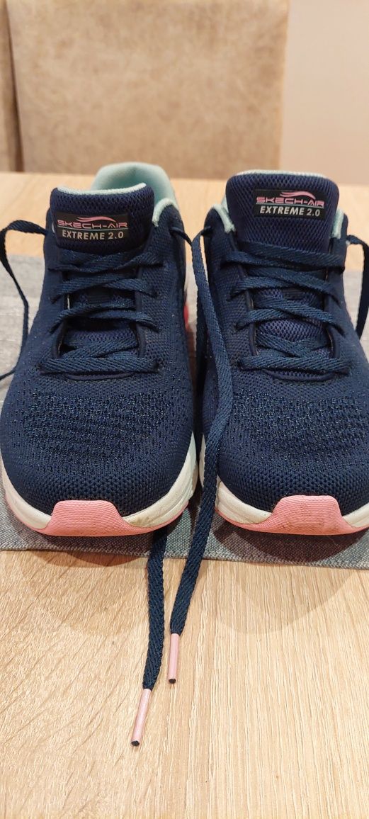 Vând adidas marca Skechers damă