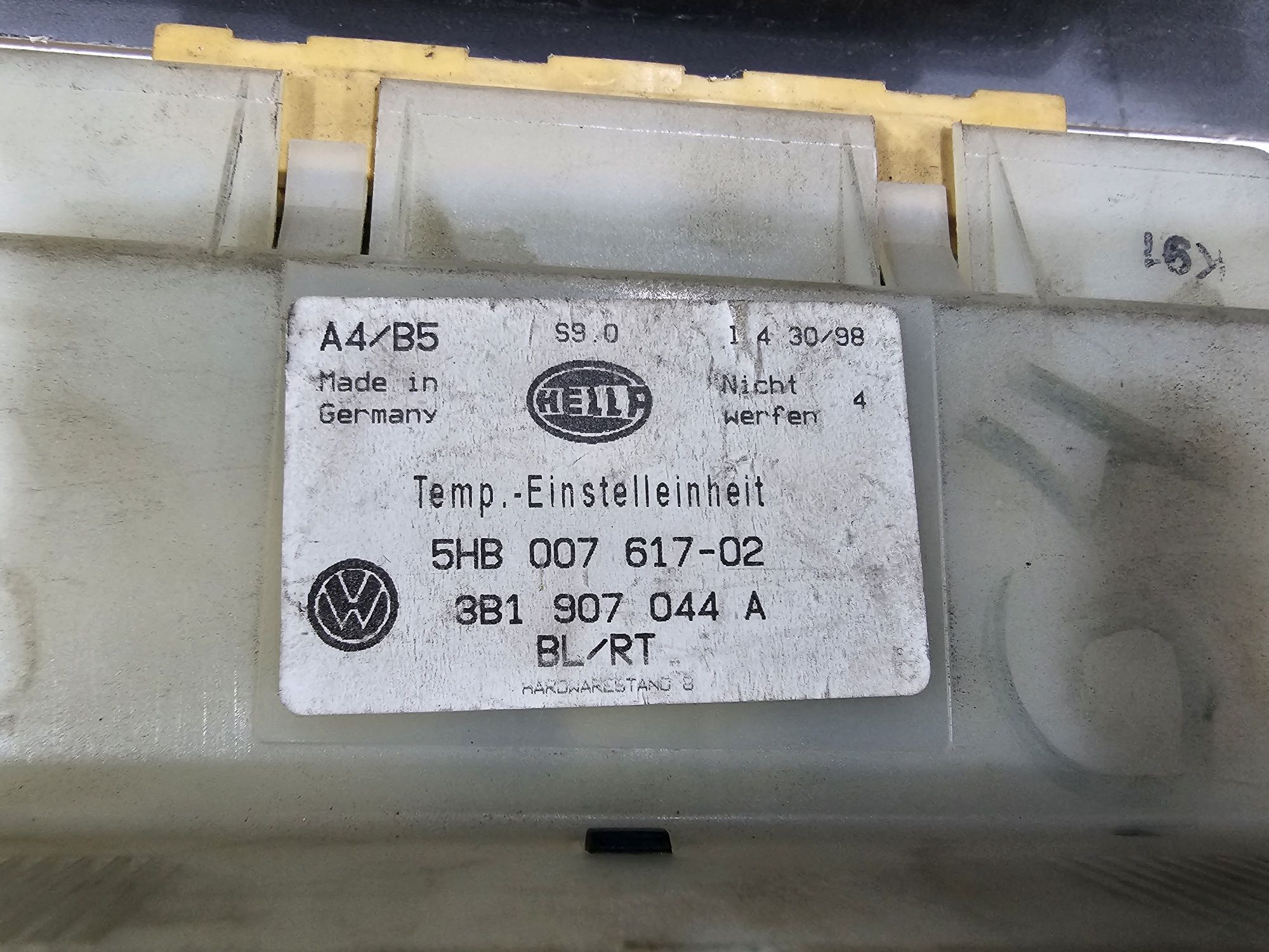 Panou climatronic original Volkswagen Golf 4 / Passat B5 

Stare buna