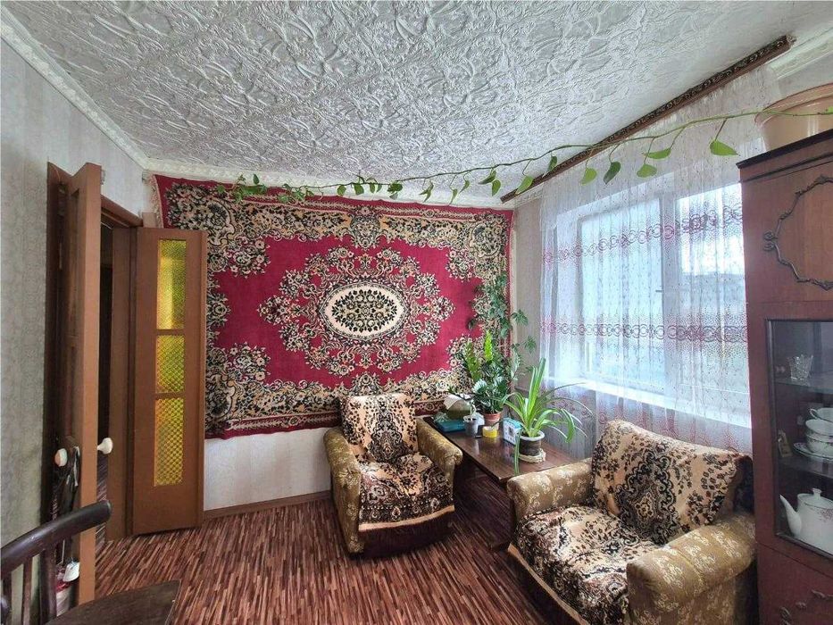 Продам 3 комн квартиру на 6 мкр с квадратным коридором.