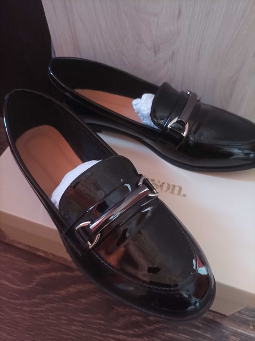 Нови лачени обувки