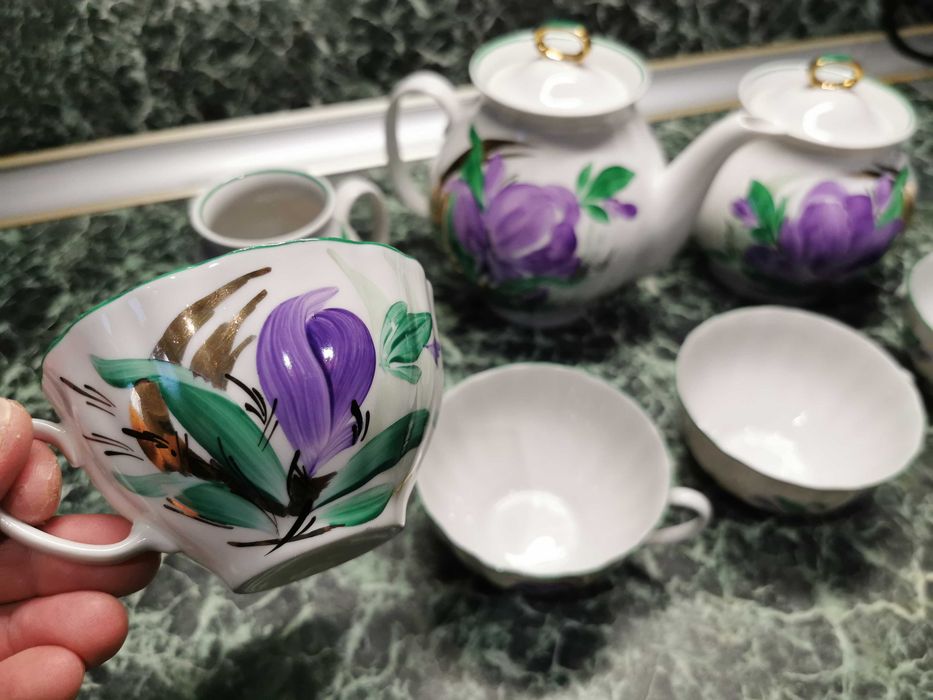 Продавам уникален порцеланов комплект за чай със златни мотиви