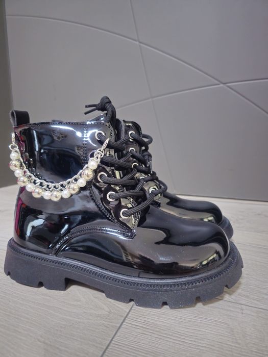 Детски лачени боти с висулки