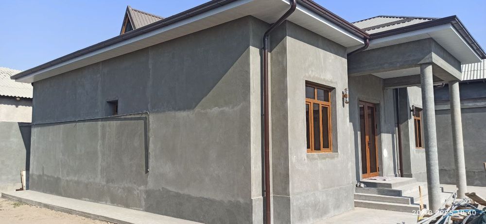 Uy sotiladi 5 xonali 6 sotihli hovli