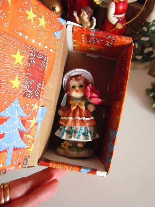 cadou inedit Fetita cu palarie miniatura vintage Germania impecabila