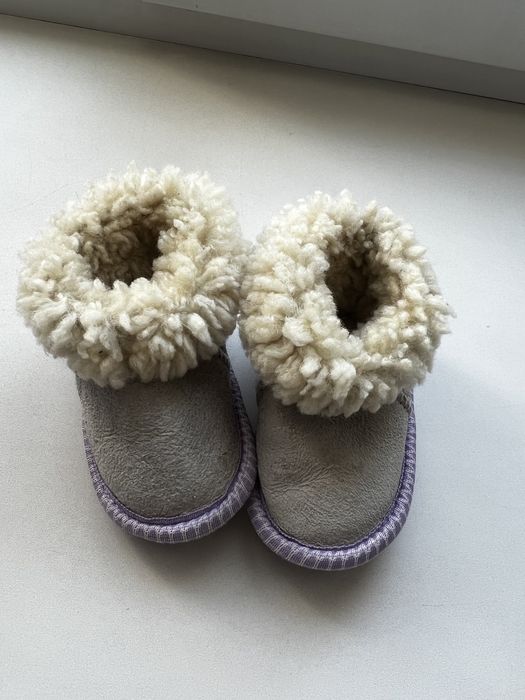 Продам пинетки из овчины и разные тапочки