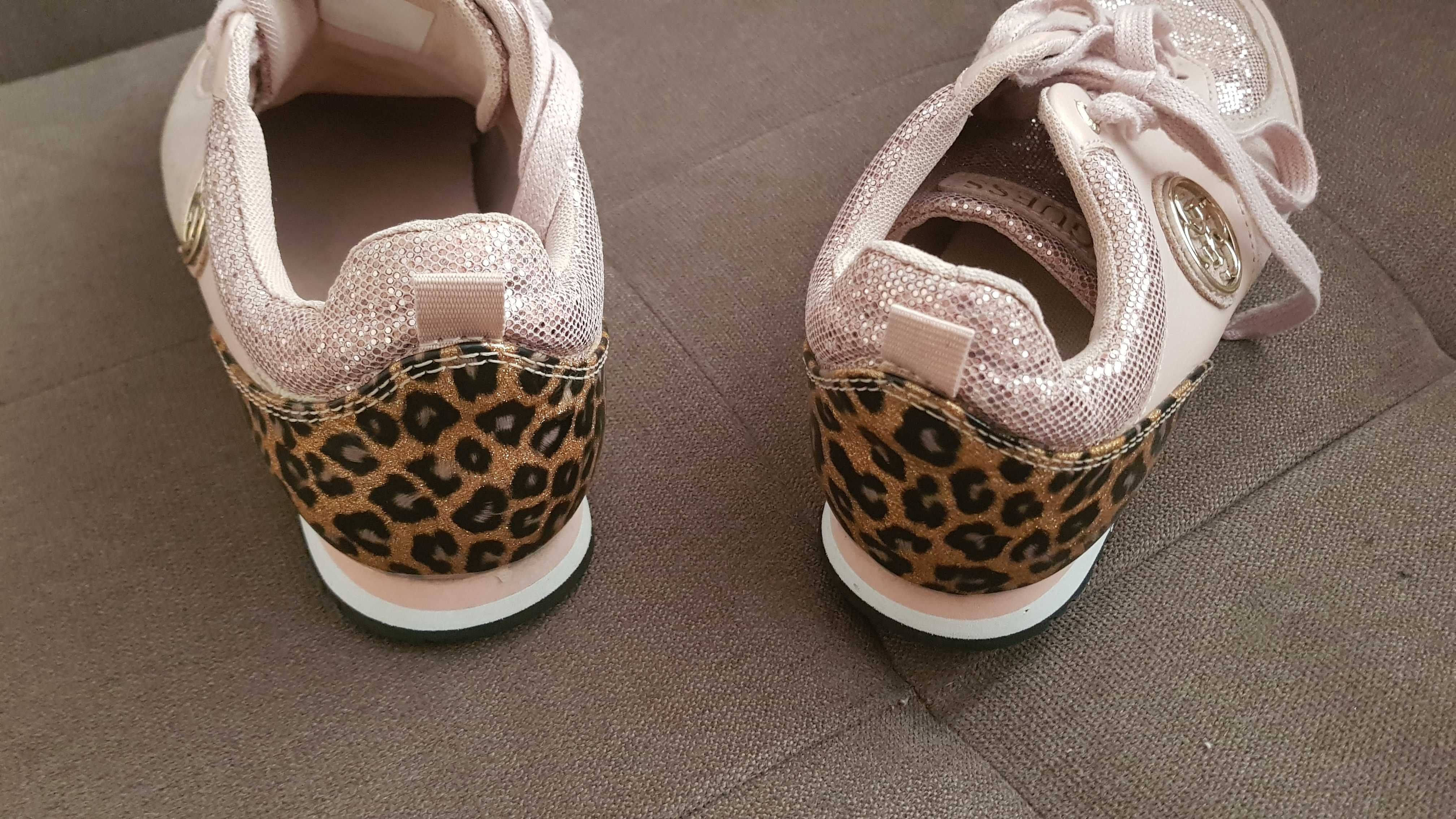 Дамски обувки на Guess