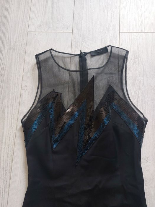 Къса черна рокля.