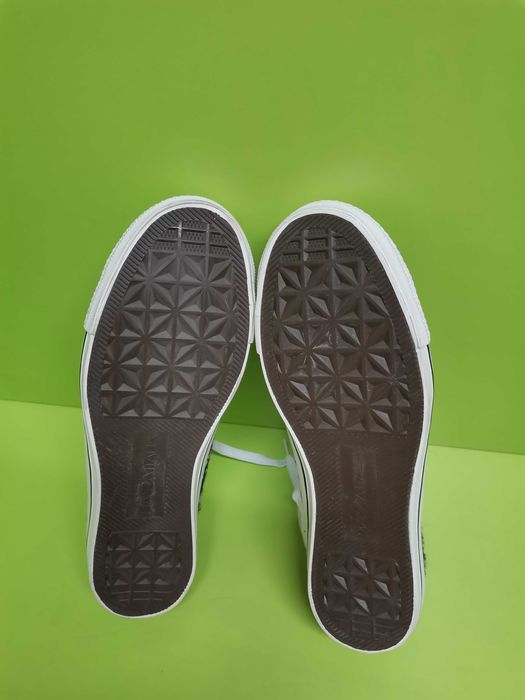 Tenesi material textil deosebit stil converse Piazza Italia