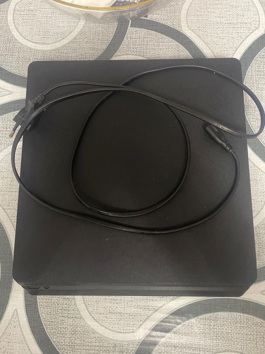 Vand playstation 4. 9 jocuri,2 controlere, cablu HDMI in stare buna.