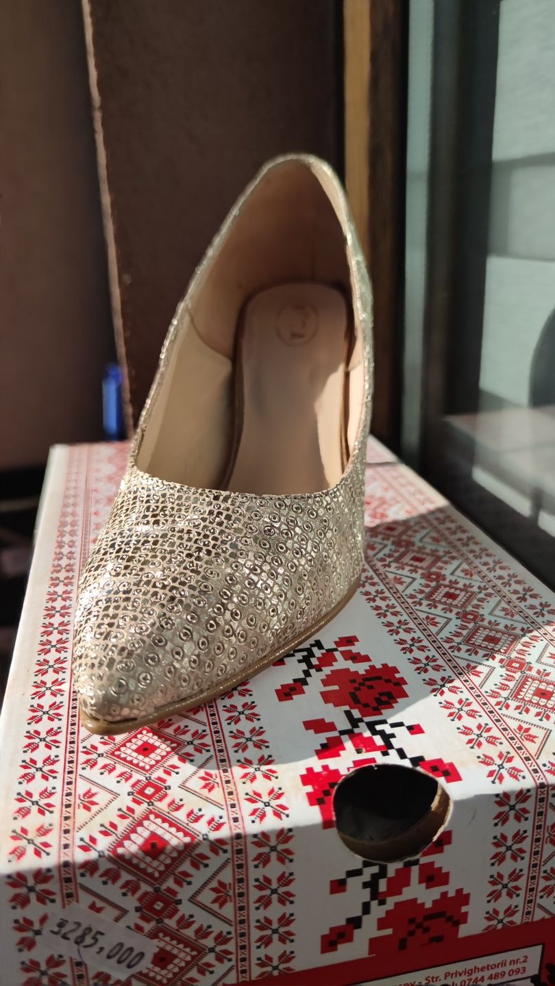 Pantofi stiletto Raxela eleganti, nepurtati, marime 38