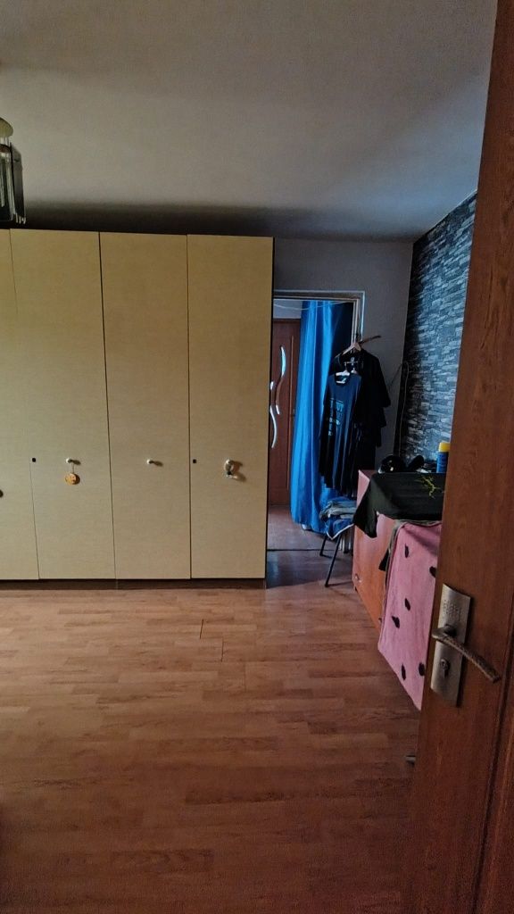 Vând apartament 2 camere la etaj3 din 4 se vinde exact ca in poze .