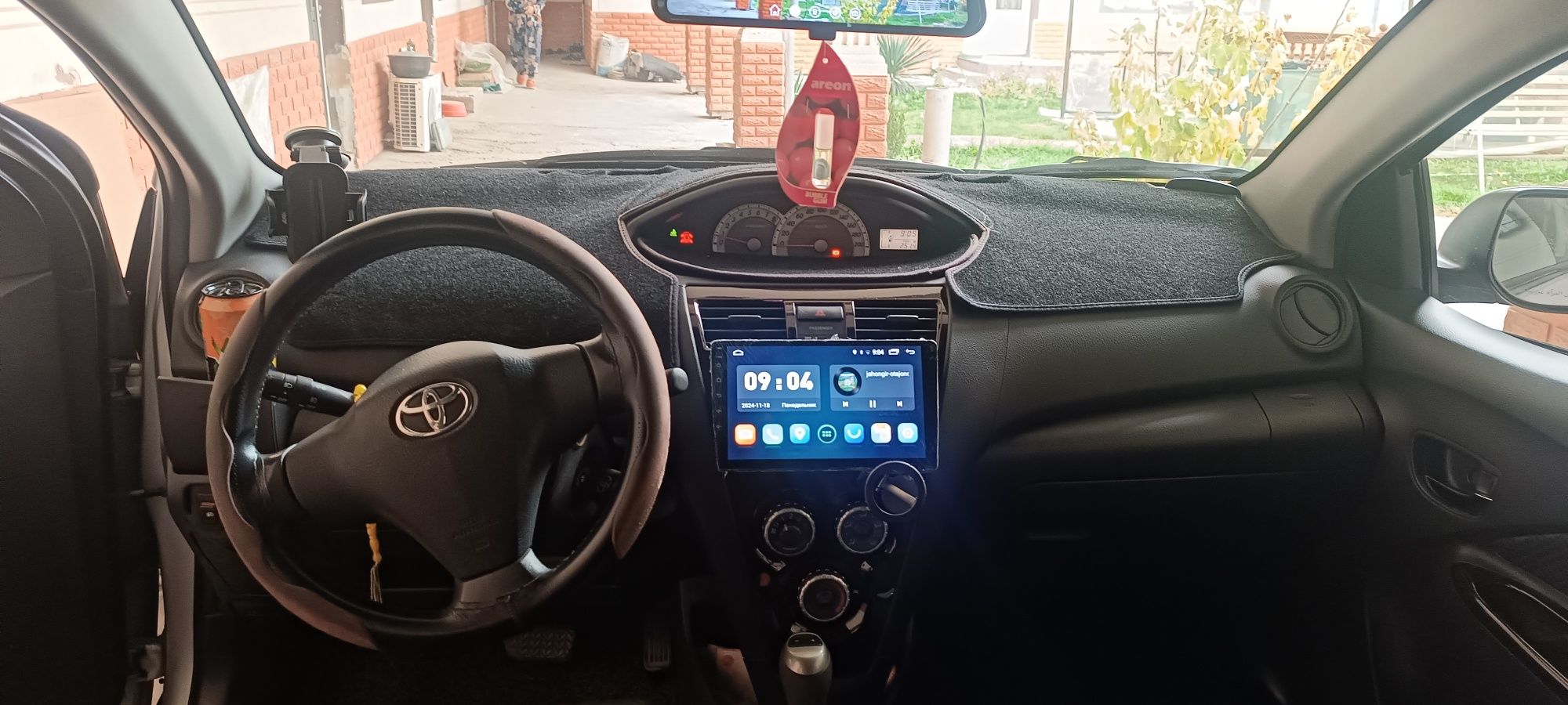 Tayota yaris        .