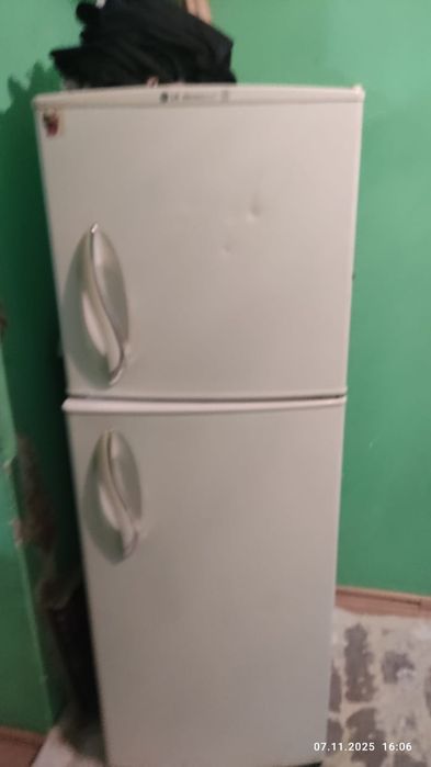 Холодильник с морозильной камерой