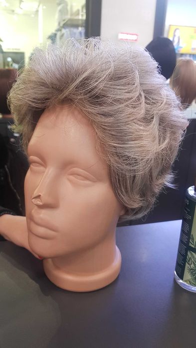 Vand peruca si recuzita carnaval