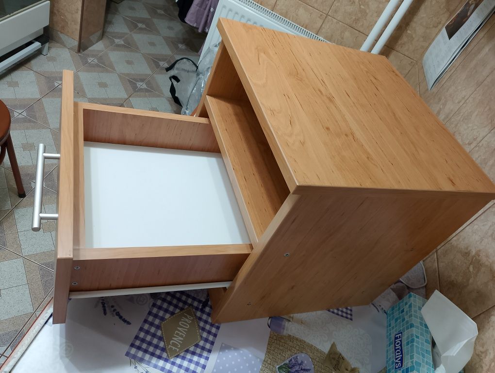 Noptieră de calitate cu sertar