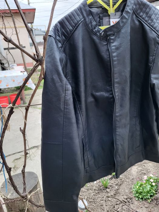 Vând geaca bărbătească, imitație de piele .culoarea negru.masura XL.