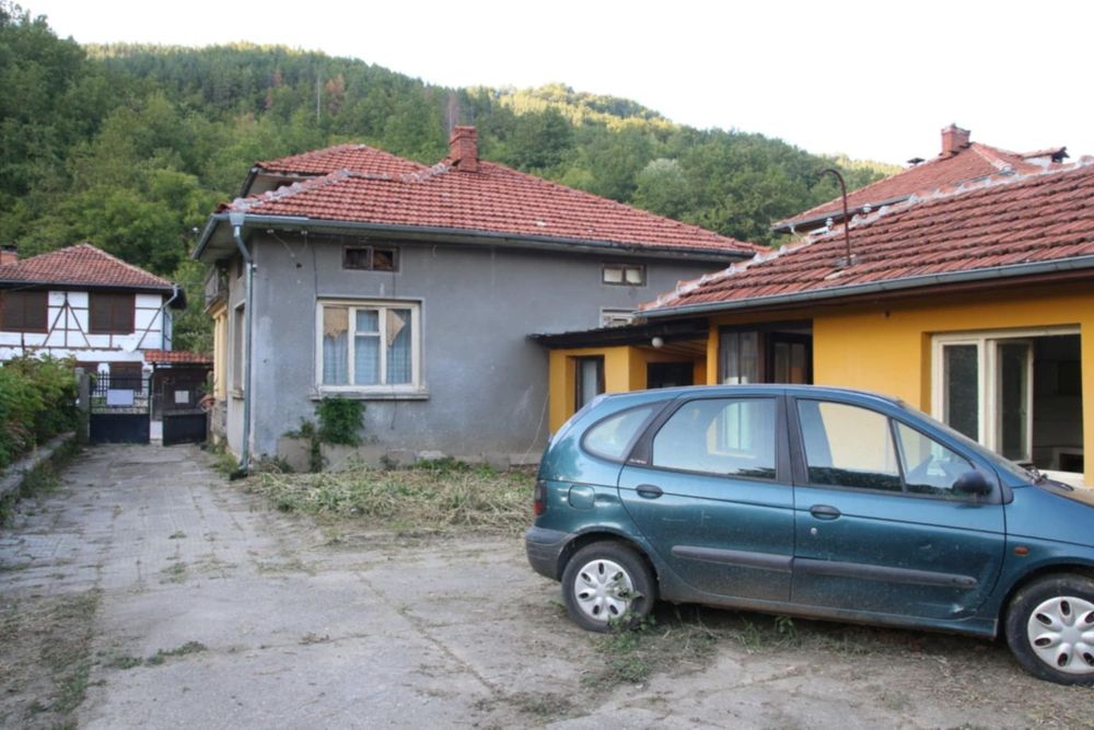 Имот с къща в с. Бели Осъм