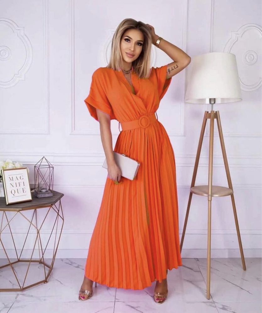Оранжева плисирана рокля с колан