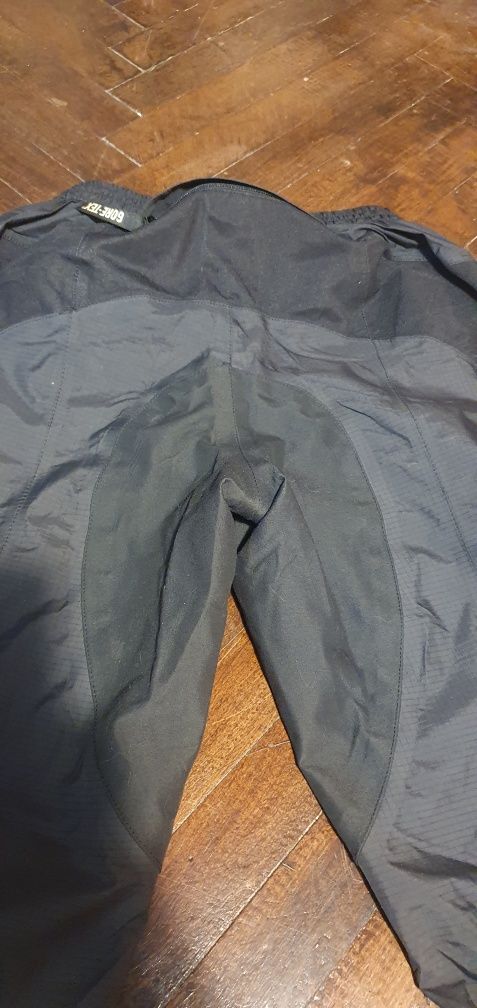 Pantaloni Goretex