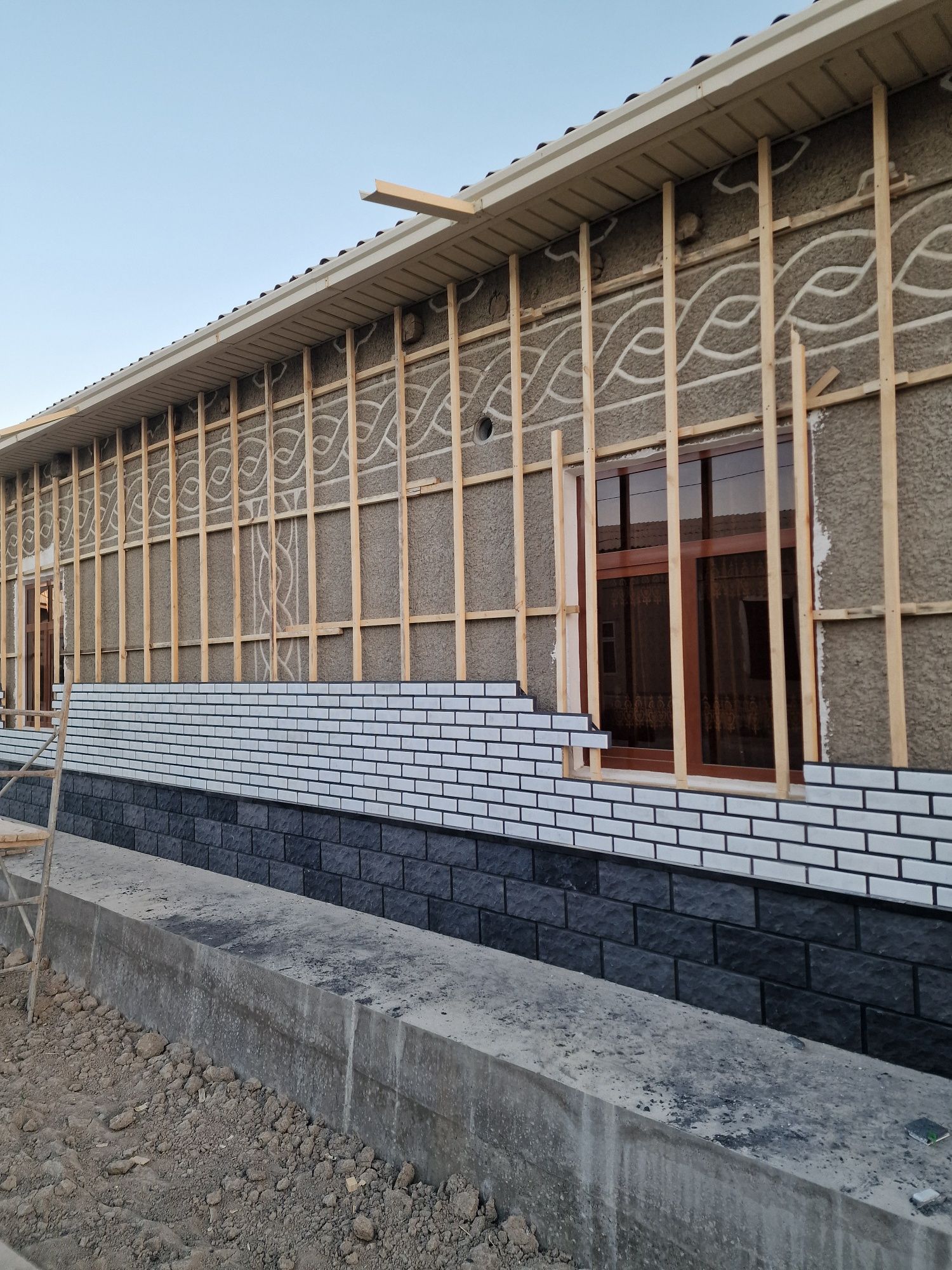 Fasad obshivka xamma rengi bor