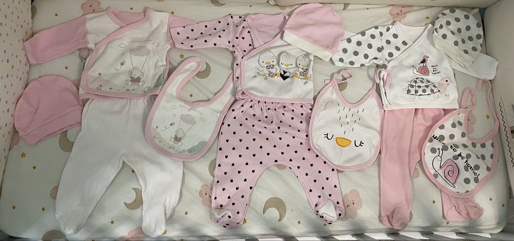 Комплект за новородено, ръкавички, терлички и шапки