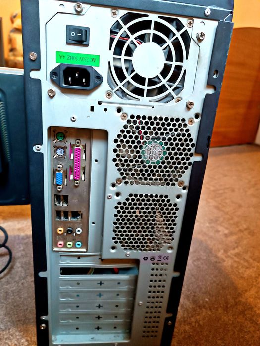 Unitate PC completă și ecran