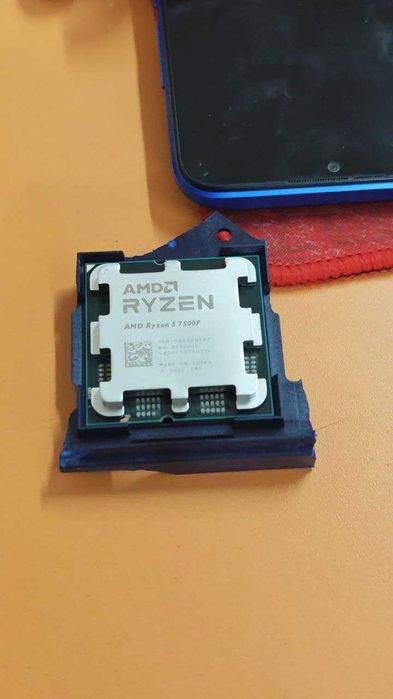 Процессор AMD Ryzen 5 7500f - 6 ядер, 12 потоков.